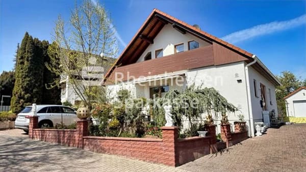Immobilie in Ober-Flörsheim - Einfamilienhaus mit Einliegerwohnung und stilvollem Garten - Bild 0