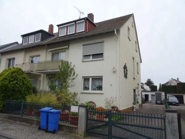 Immobilie in Ginsheim-Gustavsburg - Voll vermietetes Drei-Familienhaus mit zusätzlicher Lagerfläche - Bild 0