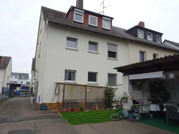 Immobilie in Ginsheim-Gustavsburg - Voll vermietetes Drei-Familienhaus mit zusätzlicher Lagerfläche - Bild 1