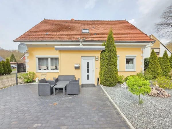 Immobilie in Schiffdorf - Zweifamilienhaus mit Werkstatthalle & Ausbaupotenzial - ideal für Selbstständige & Handwerker! - Bild 1