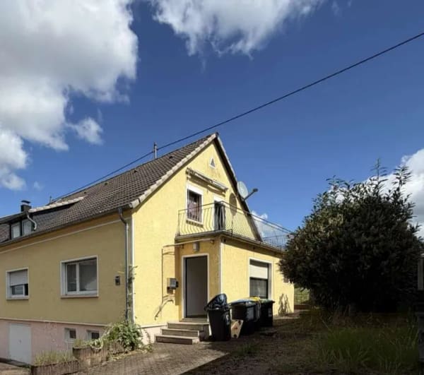 Immobilie in Saarwellingen - Charmante Doppelhaushälfte mit großem Grundstück & Ausbaupotenzia - Bild 0