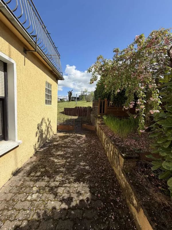 Immobilie in Saarwellingen - Charmante Doppelhaushälfte mit großem Grundstück & Ausbaupotenzia - Bild 1