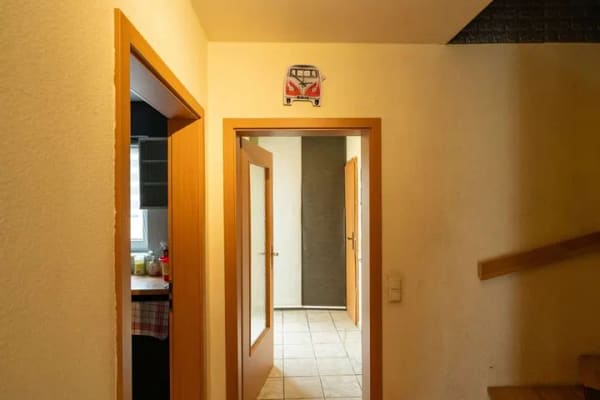 Immobilie in Ransbach-Baumbach - REIHENMITTELHAUS SUCHT FAMILIENANSCHLUSS!!! - Mit Küche und Carport! - Bild 2