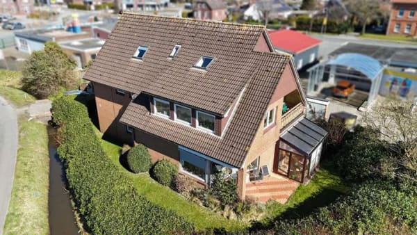 Immobilie in Esens - Zweifamilienhaus in Esens –
Leben, wo andere Urlaub machen! - Bild 1