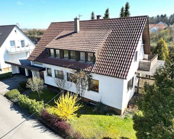 Immobilie in Dußlingen - Zweifamilienhaus Bj. 1969 mit großem Garten und Doppelgarage in ruhiger Lage - Bild 0