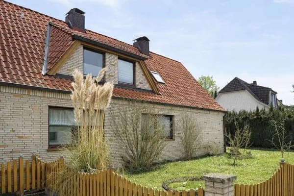 Immobilie in Nienwohld - Großes Zweifamilienhaus mit Einliegerwohnung und Baugrundstück - Bild 0