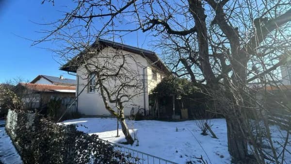 Immobilie in Winhöring - Neuwertig saniertes 2-Familien-Haus zu verkaufen mit Wärmepumpe und großem Grundstück - Bild 0