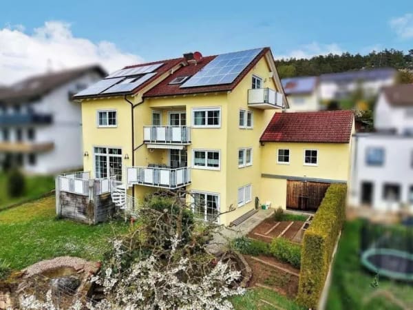 Immobilie in Bad Bocklet - Exklusives Familienanwesen mit Einliegerwohnungen, Naturteich und außergewöhnlichem Raumkonzept - Bild 0