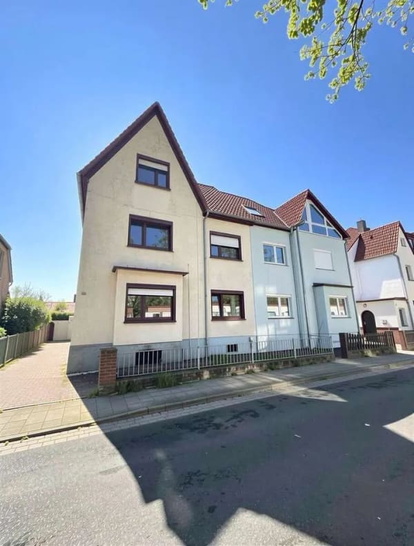 Immobilie in Sarstedt - Renovierungsbedürftiges Zweifamilienhaus in Sarstedt - Bild 0