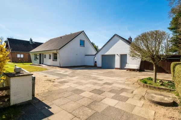 Immobilie in Stapel - Familiengerecht, naturnah, mitten in der Ferienregion: Einfamilienhaus mit Platz und Potenzial. - Bild 0
