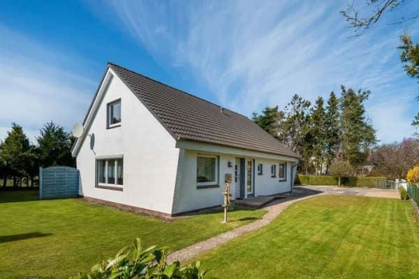 Immobilie in Stapel - Familiengerecht, naturnah, mitten in der Ferienregion: Einfamilienhaus mit Platz und Potenzial. - Bild 1