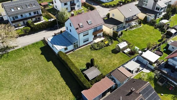 Immobilie in Wehringen - Großzügiges Einfamilienhaus mit Einliegerwohnung und viel Platz mit Alpenblick - Bild 2