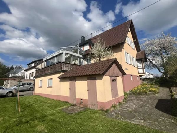 Immobilie in Dornhan - Schönes Ein- bis Zweifamilienhaus mit großem Grundstück, Wintergarten und drei Garagen - Bild 0
