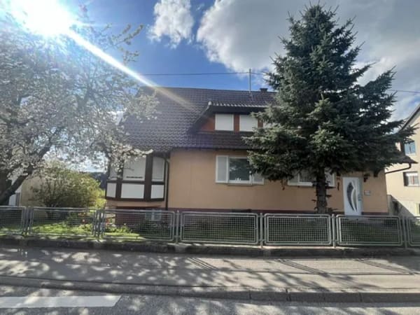 Immobilie in Dornhan - Schönes Ein- bis Zweifamilienhaus mit großem Grundstück, Wintergarten und drei Garagen - Bild 1