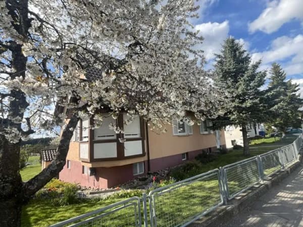 Immobilie in Dornhan - Schönes Ein- bis Zweifamilienhaus mit großem Grundstück, Wintergarten und drei Garagen - Bild 2