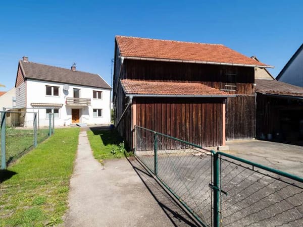Immobilie in Rehling - Sanierungsbedürftiges Einfamilienhaus mit großzügigem Grundstück in Rehling zu verkaufen! - Bild 0