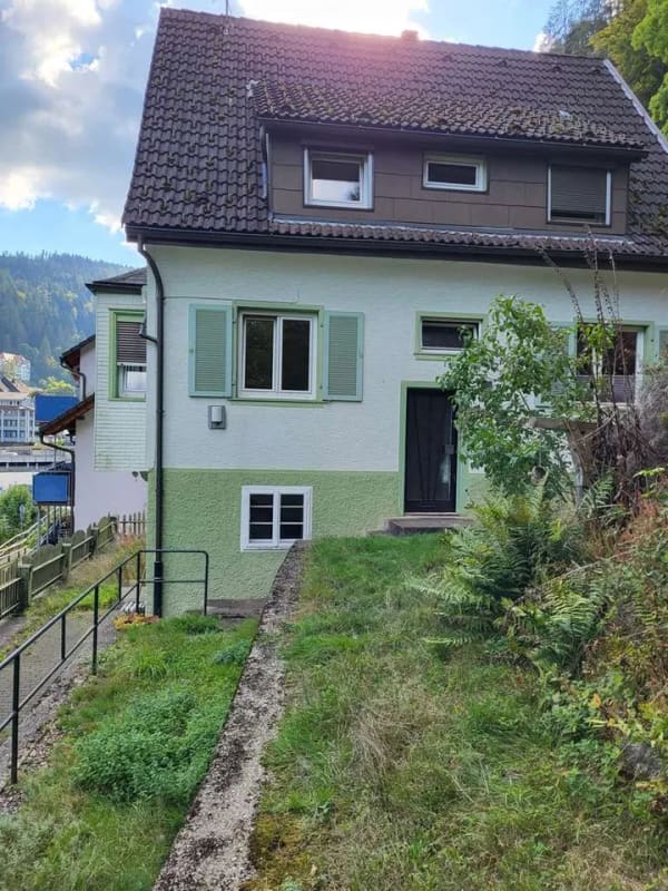 Immobilie in Triberg im Schwarzwald - Raum für Ihre Ideen – Zweifamilienhaus in zentraler Lage mit direkter Nähe zum Waldrand! - Bild 2