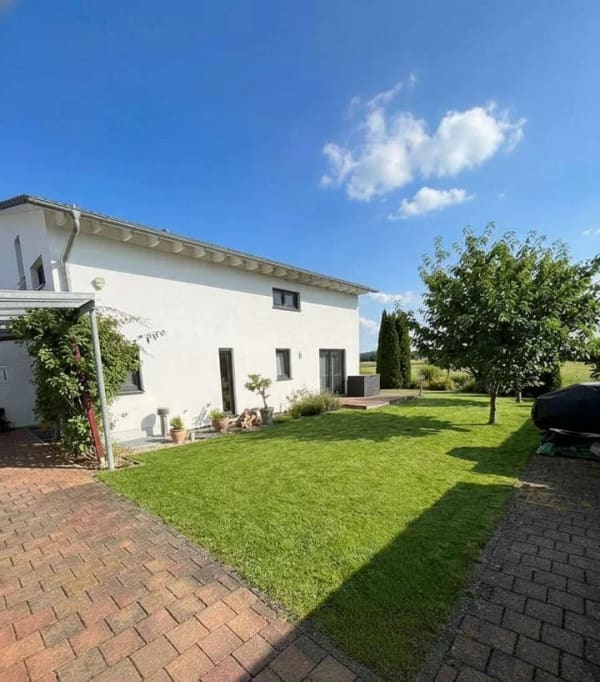 Immobilie in Geisenhausen - Modernes Familienhaus in sonniger, ruhiger Siedlungslage!, Energieeffizienzklasse A+ - Bild 1