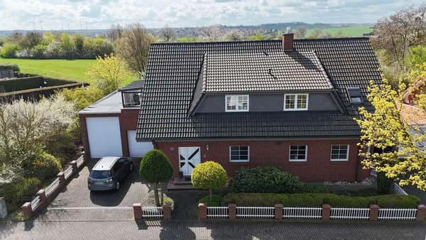 Immobilie in Wolfsburg - Vielseitiges Wohnjuwel: Haus mit zwei Einliegerwohnungen, Vollkeller & geräumiger Doppelgarage & Ca - Bild 1