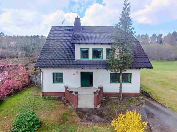 Immobilie in Bad Muskau - Mužakow - Gute Aussichten für Ihr künftiges Wohnen! Großes Wohnhaus in ruhiger Lage von Bad Muskau/Köbeln - Bild 1