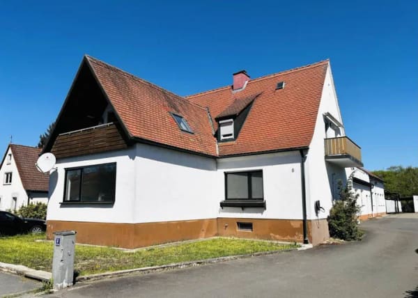 Immobilie in Haßfurt - *TOP-PREIS* Frisch modernisiertes Haus mit Hallen/Garagenflächen im stadtnahen Grün, Nfl. 900m², Wfl. 155m², Grund 1.919m² - Bild 0