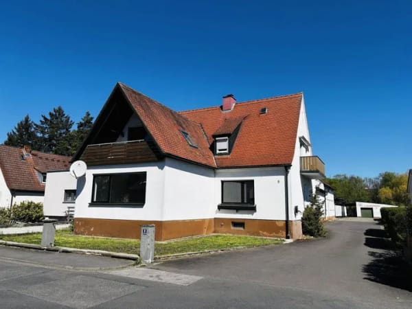 Immobilie in Haßfurt - *TOP-PREIS* Frisch modernisiertes Haus mit Hallen/Garagenflächen im stadtnahen Grün, Nfl. 900m², Wfl. 155m², Grund 1.919m² - Bild 1
