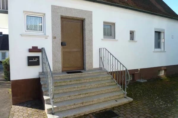 Immobilie in Haßfurt - *TOP-PREIS* Frisch modernisiertes Haus mit Hallen/Garagenflächen im stadtnahen Grün, Nfl. 900m², Wfl. 155m², Grund 1.919m² - Bild 4