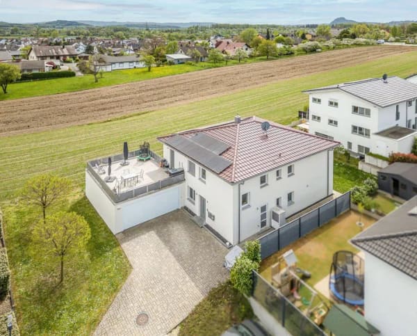 Immobilie in Volkertshausen - Modernes, freistehendes Zweifamilienhaus mit Freiblick & Südausrichtung in Volkertshausen - Bild 1