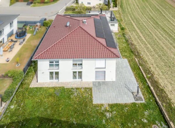 Immobilie in Volkertshausen - Modernes, freistehendes Zweifamilienhaus mit Freiblick & Südausrichtung in Volkertshausen - Bild 3