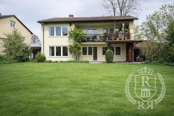 Immobilie in Stephanskirchen - 1 - 2 Familienhaus am Schloßberg mit großem Grundstück & viel Potenzial - Bild 0