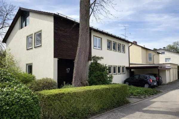 Immobilie in Stephanskirchen - 1 - 2 Familienhaus am Schloßberg mit großem Grundstück & viel Potenzial - Bild 1
