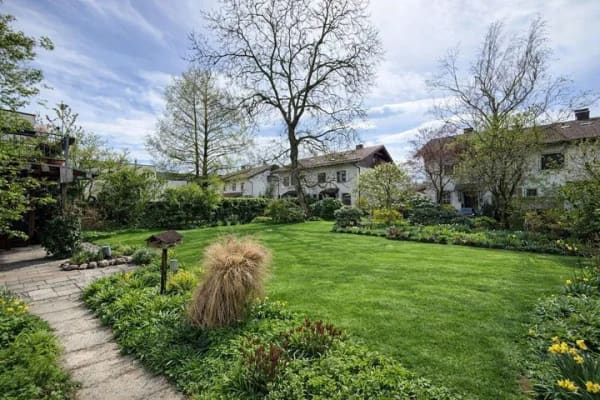 Immobilie in Stephanskirchen - 1 - 2 Familienhaus am Schloßberg mit großem Grundstück & viel Potenzial - Bild 2