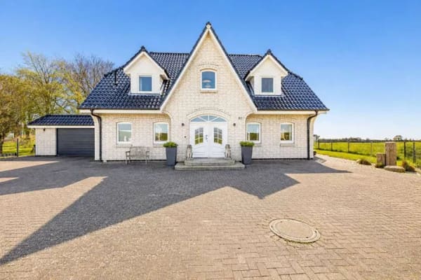 Immobilie in Westerdeichstrich - Exklusive Landhausvilla in privilegierter Lage von Büsum / Stinteck – in direkter Nordsee-Lage! - Bild 1