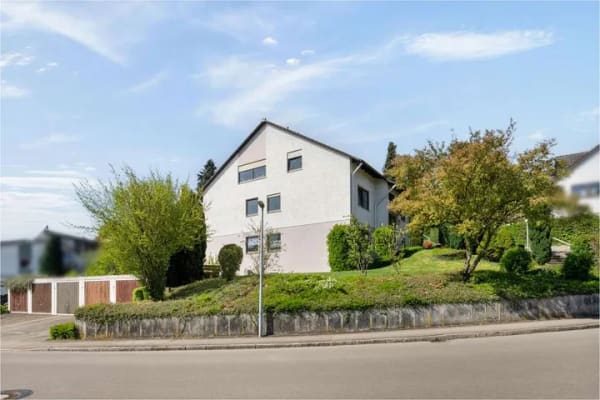 Immobilie in Elchingen - Dreifamilienhaus in sehr guter Lage – zwei freie Einheiten mit Miet- und Wertsteigerungspotenzial - Bild 1