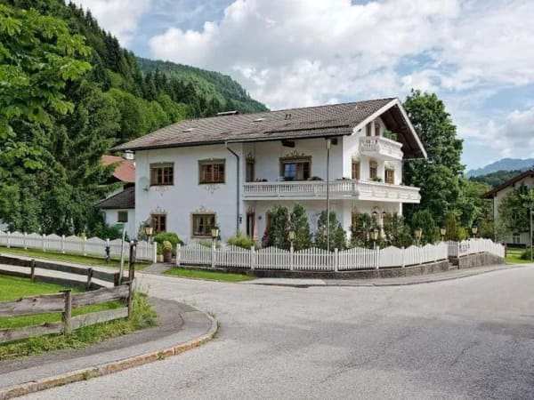 Immobilie in Aschau im Chiemgau - Wohnen/Arbeiten, ruhige Gewerbe möglich,  Chiemseenähe, Haus mit 12 Zimmer, 7 Duschen/WC, Bergblick - Bild 0