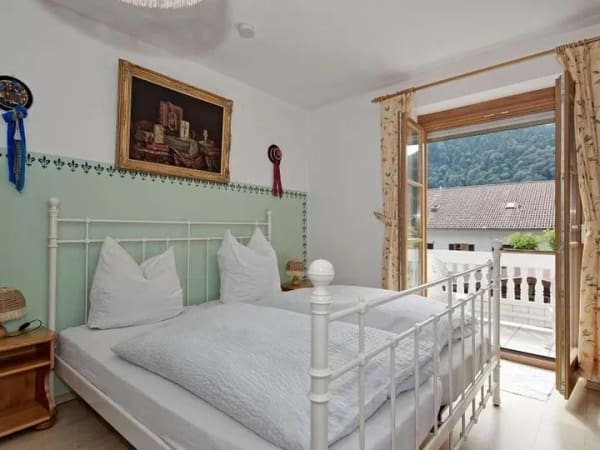 Immobilie in Aschau im Chiemgau - Wohnen/Arbeiten, ruhige Gewerbe möglich,  Chiemseenähe, Haus mit 12 Zimmer, 7 Duschen/WC, Bergblick - Bild 3