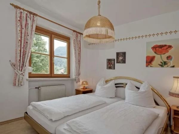 Immobilie in Aschau im Chiemgau - Wohnen/Arbeiten, ruhige Gewerbe möglich,  Chiemseenähe, Haus mit 12 Zimmer, 7 Duschen/WC, Bergblick - Bild 4