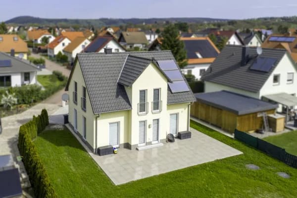 Immobilie in Bad Köstritz - Einziehen & wohlfühlen: neuwertiges EFH mit Erdwärmeheizung, Terrasse und ca. 118 m² Wohnfläche in Top-Zustand in Caaschwitz! - Bild 0