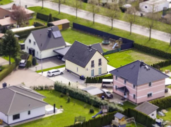 Immobilie in Bad Köstritz - Einziehen & wohlfühlen: neuwertiges EFH mit Erdwärmeheizung, Terrasse und ca. 118 m² Wohnfläche in Top-Zustand in Caaschwitz! - Bild 1