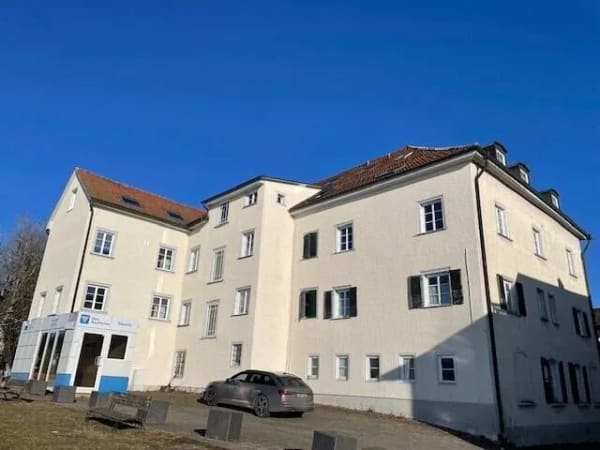 Immobilie in Heiligenberg - Charmante Maisonette-Altbauwohnung mit Aussicht und Aufzug - Bild 0