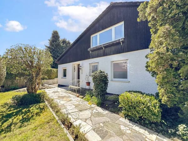 Immobilie in Gablingen - Schönes Familienhaus mit Weitblick, großem Garten, Doppelgarage und Werkstatt - Bild 0