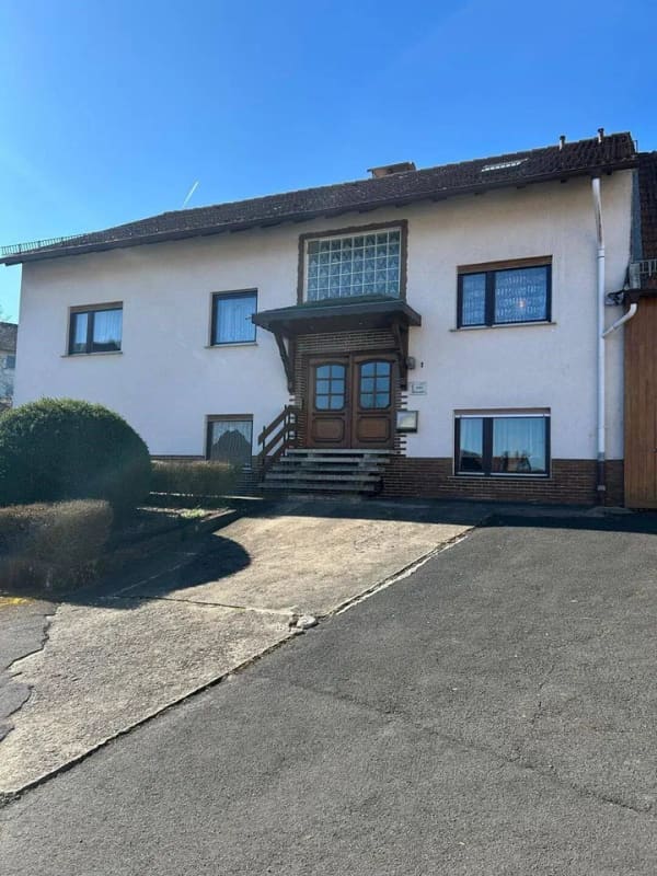 Immobilie in Freiensteinau - Ideales Zuhause für Familien - Einfamilienhaus mit viel Raum und Ausbaupotenzial - Bild 1