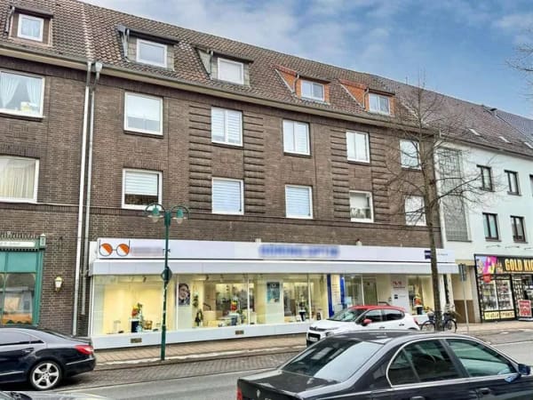 Immobilie in Seelze - Gepflegtes Wohn- und Geschäftshaus mit 7 Einheiten und 4 Garagen direkt im Zentrum von Seelze - Bild 3