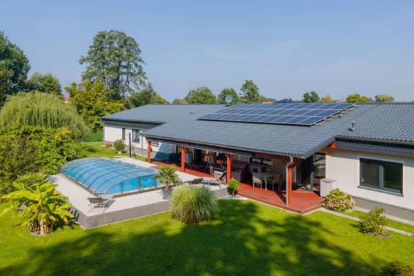 Immobilie in Falkenberg - Mit Einbauküchen, Fußbodenheizung, Photovoltaik, Pool, Garagen: Moderner Bungalow in Falkenberg - Bild 0