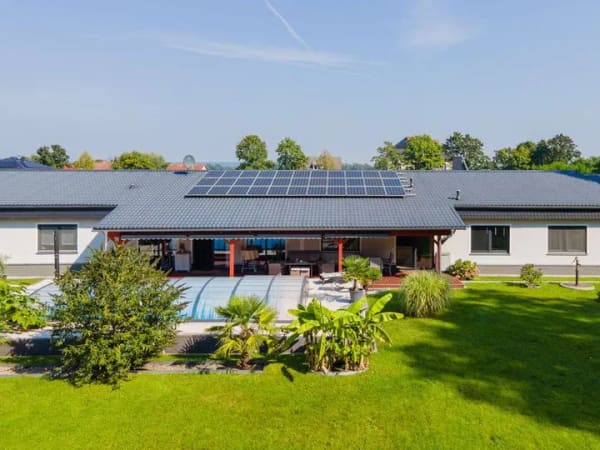 Immobilie in Falkenberg - Mit Einbauküchen, Fußbodenheizung, Photovoltaik, Pool, Garagen: Moderner Bungalow in Falkenberg - Bild 1