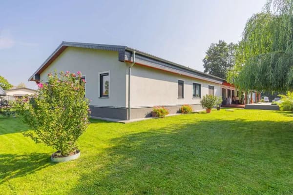 Immobilie in Falkenberg - Mit Einbauküchen, Fußbodenheizung, Photovoltaik, Pool, Garagen: Moderner Bungalow in Falkenberg - Bild 2