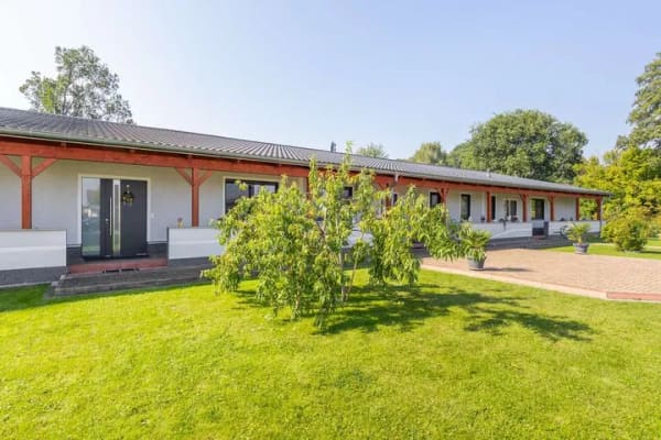 Immobilie in Falkenberg - Mit Einbauküchen, Fußbodenheizung, Photovoltaik, Pool, Garagen: Moderner Bungalow in Falkenberg - Bild 3