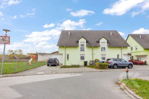 Immobilie in Pressath - Neuwertige Doppelhaushälfte in Pressath mit hoher Mieteinnahme und sicherer Vermietung an die BRD - Bild 1