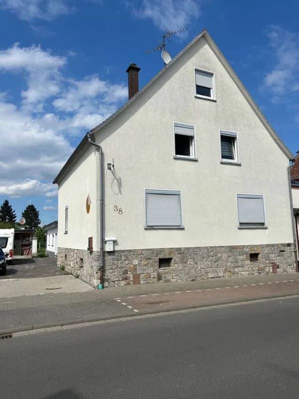 Immobilie in Butzbach - Entdecke die Möglichkeiten, Zweifamilienhaus zum Top-Preis! - Bild 0