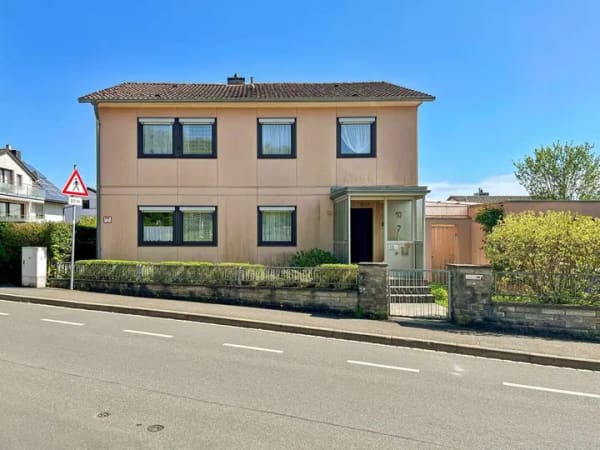 Immobilie in Höchberg - Einfamilienhaus in Höchberg: Viel Platz, Garten und die Chance, Ihr Traumhaus selbst zu gestalten - Bild 1